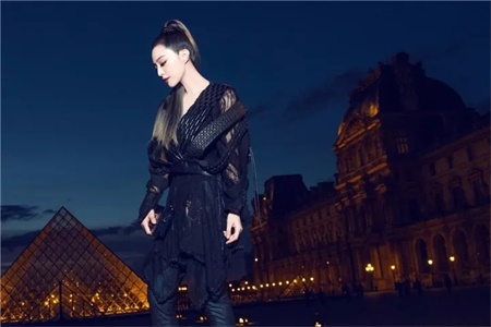 Louis Vuitton 的巴黎一日:在 160 年前作坊旧址开出旗舰店、在古城堡外办了场穿越时空的发布会