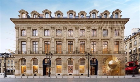 Louis Vuitton 的巴黎一日:在 160 年前作坊旧址开出旗舰店、在古城堡外办了场穿越时空的发布会