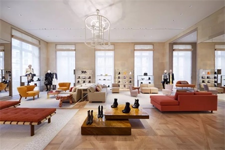 Louis Vuitton 的巴黎一日:在 160 年前作坊旧址开出旗舰店、在古城堡外办了场穿越时空的发布会