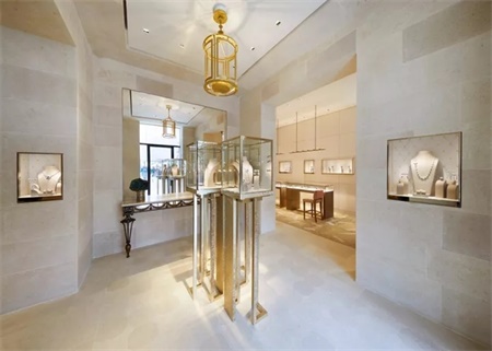 Louis Vuitton 的巴黎一日:在 160 年前作坊旧址开出旗舰店、在古城堡外办了场穿越时空的发布会